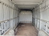 une photo d'une camionnette blanche dont la porte est ouverte