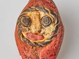 une image représentant une pierre sur laquelle est peint un visage