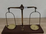 une balance posée sur une table en bois