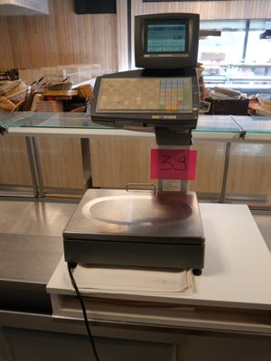 une photo d'une balance posée sur le comptoir d'un magasin