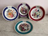 quatre assiettes à motifs différents posées sur une table