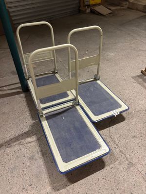 deux chaises pliantes posées par terre