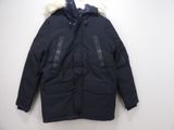 une veste noire avec une capuche blanche doublée de fourrure