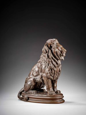 une statue en bronze représentant un lion sur un socle