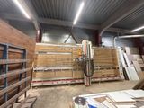 une pièce où se trouvent de nombreuses planches de bois et des palettes