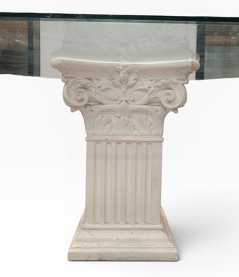 une photo d'une table en verre avec un piètement blanc et un plateau en verre