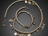 un gros plan sur un collier et un bracelet ornés de breloques