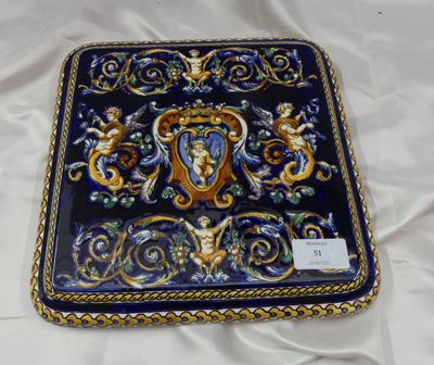 une image représentant une boîte bleue et dorée posée sur un tissu blanc