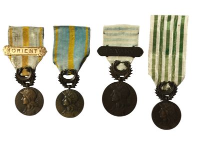 trois médailles et une médaille sur fond blanc avec un fond blanc