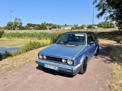 une petite voiture bleue garée sur le bord de la route