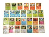 Les cartes Pokémon sont toutes de couleurs et de motifs différents.