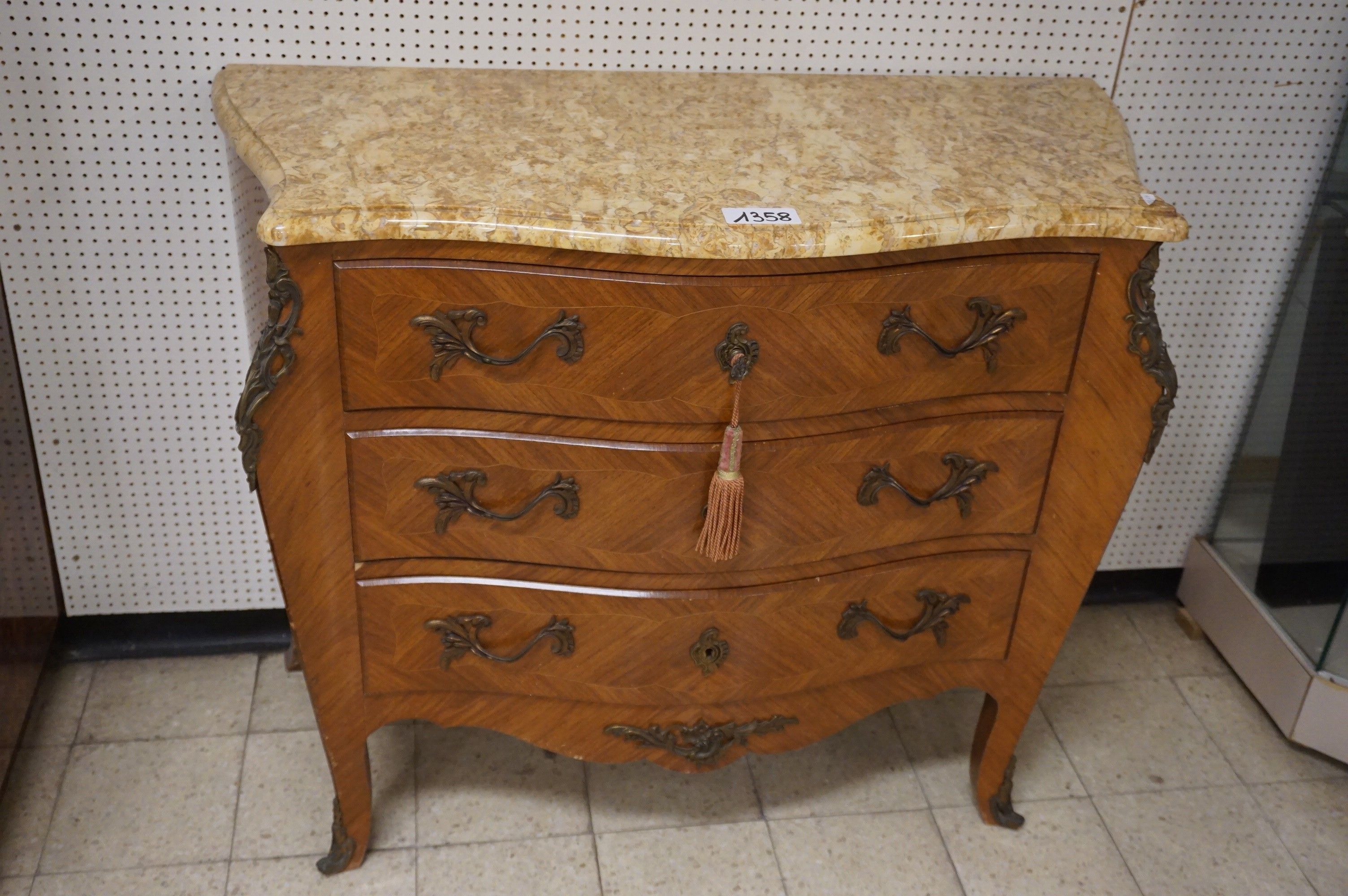 Commode française de style Louis XV à 3 tiroirs - plateau en…