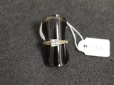 une bague posée sur une table, avec une étiquette de prix dessus