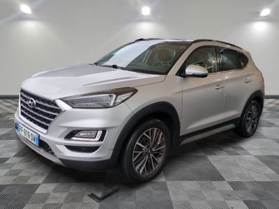 un 4x4 blanc garé dans une pièce au sol en damier