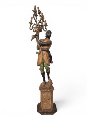 une image représentant une statue d'un homme tenant un lustre