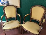 paire de chaises anciennes à dossier en rotin et accoudoirs rembourrés