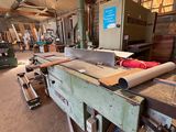 de nombreux rouleaux de bois posés sur une table dans un atelier