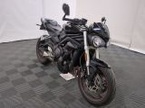 une photo d'une moto noire garée dans une pièce