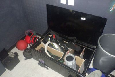 une boîte noire contenant un téléviseur et d'autres objets