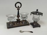 un service à thé en argent et en verre, avec une cuillère et un repose-cuillère