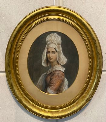 une peinture représentant une femme coiffée d'un chapeau blanc, accrochée au mur