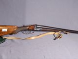 un vieux fusil dans un étui en cuir, sur fond blanc