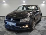 La Volkswagen Polo noire est garée dans une pièce dont le sol est en damier.