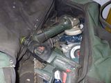 un sac rempli d'outils posé par terre