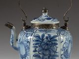 une théière bleue et blanche munie d'une anse