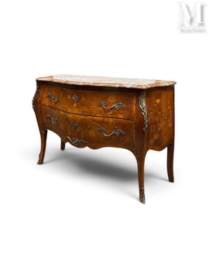 une commode ancienne avec un plateau et des pieds en marbre