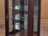 une vitrine avec une porte vitrée au milieu de la pièce