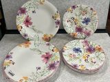 trois assiettes ornées de fleurs, posées sur une table