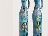 deux vases bleus posés sur une table blanche