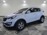 une photo d'un SUV blanc garé dans un showroom