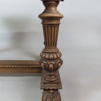 Bureau en noyer finement mouluré et sculpté, ouvrant par qua… (photo 4)