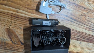 une télécommande et un chargeur posés sur une table