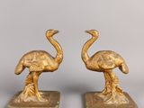 paire de serre-livres en laiton représentant des flamants roses, sur des socles en marbre