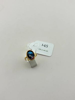 un gros plan d'une bague sur laquelle figure le portrait d'une personne