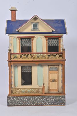 une petite maison de poupées avec un toit bleu sur fond blanc