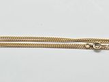 un gros plan d'un bracelet à chaîne en or muni d'un fermoir