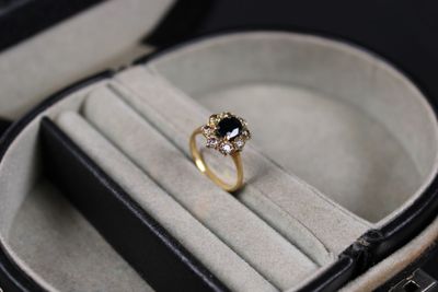 une bague en diamant noir et blanc dans un écrin noir