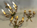 paire d'appliques murales anciennes en laiton avec des abat-jours en verre vert