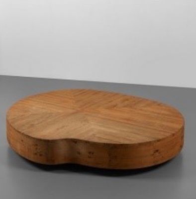 une photo d'une planche à découper en bois posée sur une table