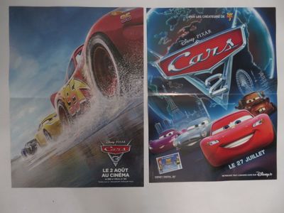 deux affiches du film « Cars » de Disney accrochées au mur d'une pièce
