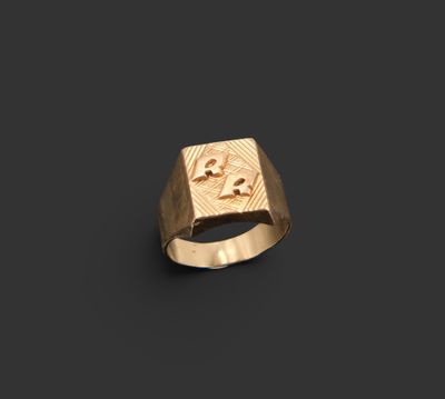 une bague en or ornée d'un crâne et d'os croisés