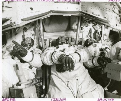 une photo en noir et blanc d'un groupe d'astronautes dans une station spatiale