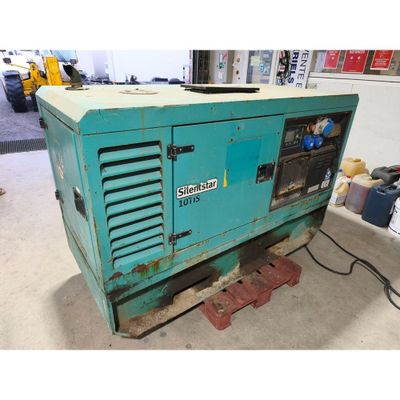 un générateur bleu posé dans un garage à côté d'autres équipements
