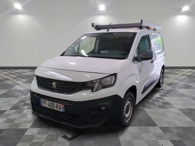 la photo d'une camionnette blanche garée dans une pièce