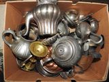 une boîte remplie de théières en argent et en or et de théières