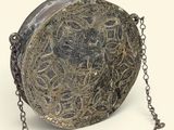 une image représentant une gourde en métal entourée d'une chaîne